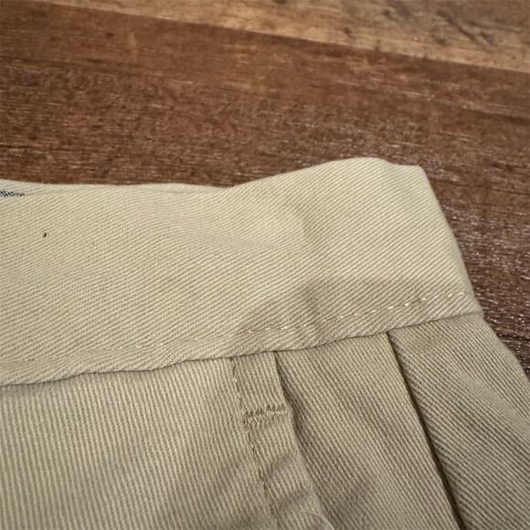 Amazon Essentials Men's Classic Fit Khaki Chino Shorts Beige Size 32 - Picture 3 of 8